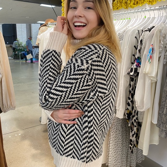 HOST PIC ❤️ Adorable and comfy Parisian sweater - Picture 4 of 4